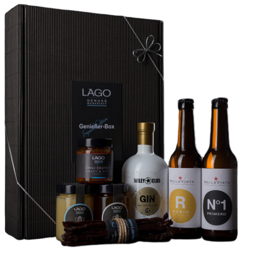 Salami Lakritze, Cranberrypesto, Chili Chutney, eine flasche Wiley Gin und 2 Flaschen Bier vor Geschenkbox