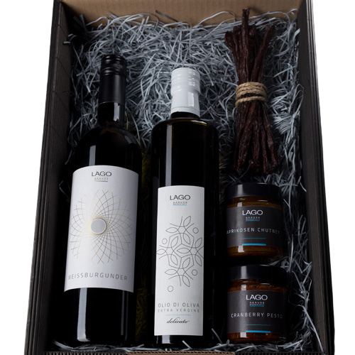 Eine Flasche Weißburgunder , eine Flasche Olivenöl delicato, Salami-Lakritze , ein Glas Cranberrypesto, ein Glas Aprikosen Chutney in Geschenkbox