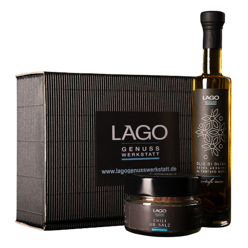 eine Flasche Trüffelöl und ein Glas Chilisalz vor Geschenkbox