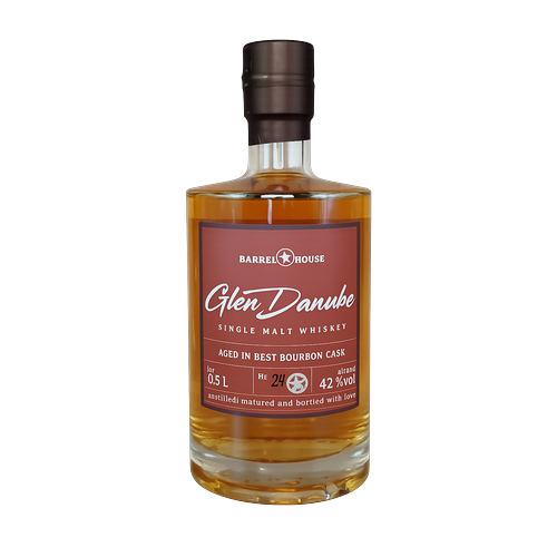 Flasche Whiskey Glen Danube vor blauem Hintergrung